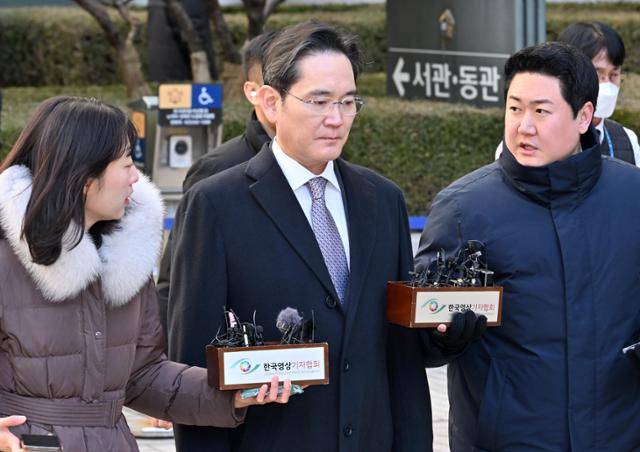 제일모직과 삼성물산의 부당합병 의혹으로 재판을 받던 이재용 삼성전자 회장이 올해 2월 서울 서초구 서울고법에서 열린 항소심에서 무죄 선고를 받고 법원을 나서고 있다. 홍인기 기자