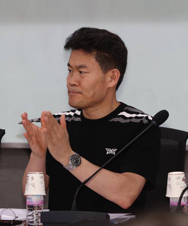 전한길 한국사 강사가 15일 오후 서울 여의도 국회에서 열린 '국민의힘에 새로운 길은 있는가?' 토론회에서 박수 치고 있다. 뉴시스