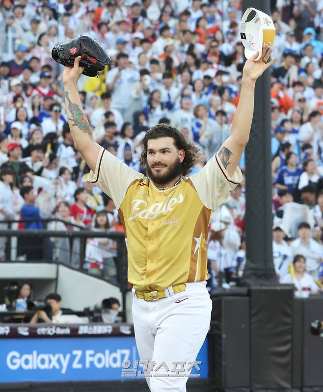 2025 신한 SOL뱅크 KBO 올스타전이 12일 오후 대전 한화생명볼파크에서 열렸다. 나눔팀 선발 폰세가 1회를 마치고 인사하고있다. 대전=정시종 기자 capa@edaily.co.kr
