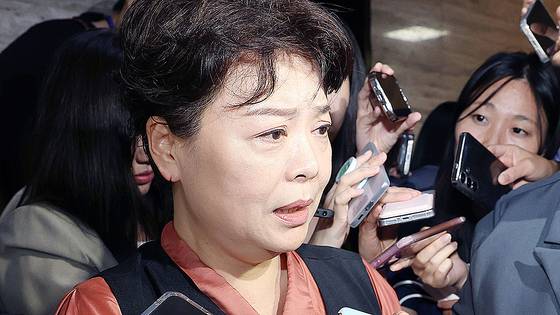 윤희숙 국민의힘 혁신위원장이 17일 오전 서울 여의도 국회에서 열린 비상대책위원회의 참석을 마치고 나서며 취재진의 질문에 답하고 있다. 뉴스1