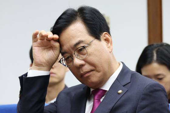 송언석 국민의힘 비상대책위원장 겸 원내대표가 17일 오후 서울 여의도 국회도서관에서 열린 '전국입양가족연대 국회입양컨퍼런스-국내입양법 제· 개정 시행 이슈토론회'에 참석해 생각에 잠겨있다. 뉴스1