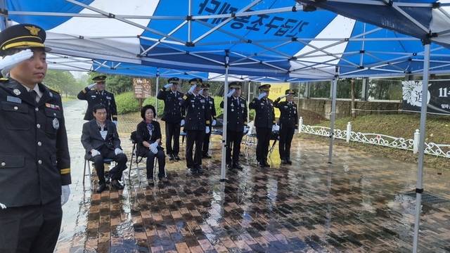 ▲ 강원소방본부(본부장 김승룡)는 17일 광주 풍영정천 천변공원에서 2014년 소방헬기 추락사고로 순직한 소방관들을 기리는 11주기 추모식을 거행했다. 강원소방본부 제공