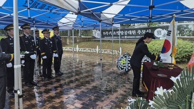 ▲ 강원소방본부(본부장 김승룡)는 17일 광주 풍영정천 천변공원에서 2014년 소방헬기 추락사고로 순직한 소방관들을 기리는 11주기 추모식을 거행했다. 강원소방본부 제공