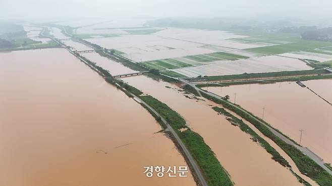 17일 충남 서산시 석림동 청지천 일대의 논과 도로가 침수돼 있다. 서산|성동훈 기자
