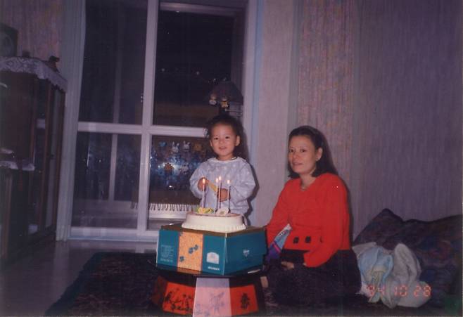 홍아란씨의 두 번째 생일을 기념하며 홍씨와 그의 어머니가 찍은 사진. 딸세포 제공