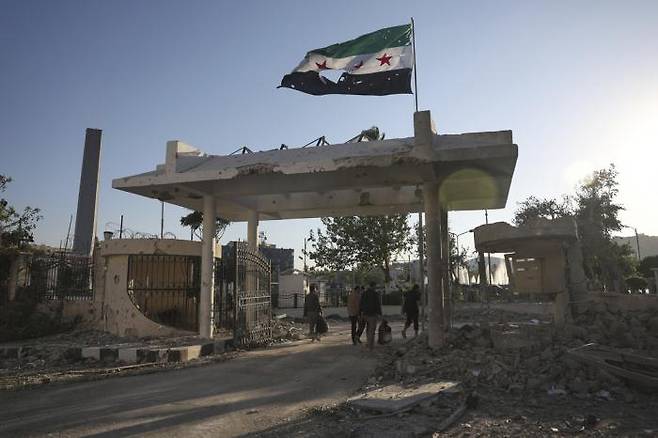 16일(현지시간), 시리아 다마스쿠스에서 이스라엘의 공습으로 파손된 시리아 국방부 청사의 모습. AP연합뉴스