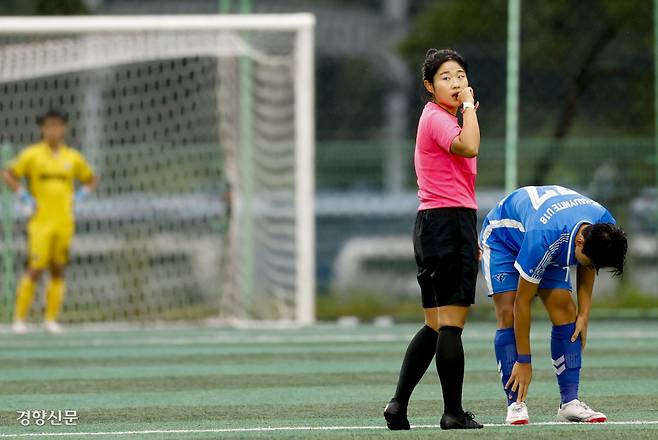 김소연 심판(왼쪽)이 지난 14일 제천시 제천축구센터에서 열린 대통령 금배 유스컵 경기 FC하위나이트와 서울더풋볼A의 경기에서 주심으로 활약하고 있다. 제천 | 문재원 기자