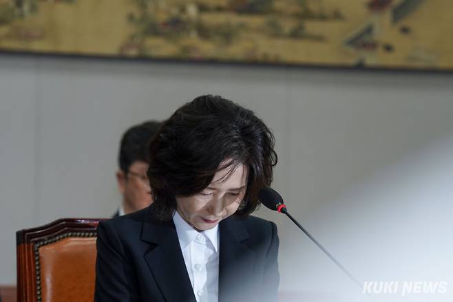 이진숙 사회부총리 겸 교육부 장관 후보자가 16일 서울 여의도 국회에서 열린 인사청문회에서 고개를 숙이고 있다. 유희태 기자