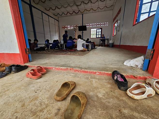 15일 미얀마 국경지대인 태국 매솟의 체디코 난민학교의 한 교실에서 학생들이 수업을 듣는 모습