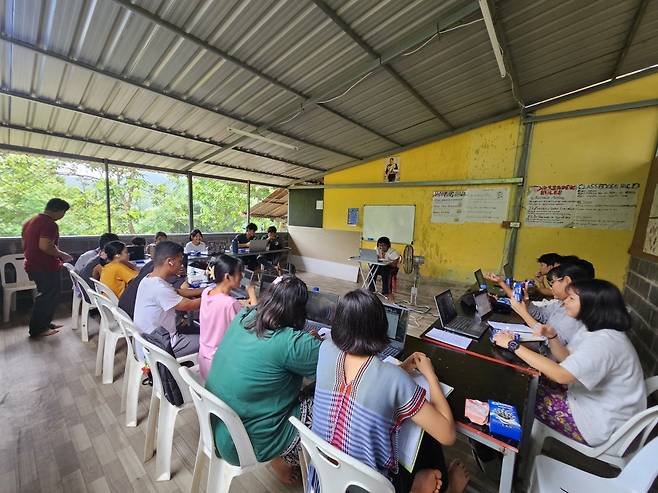 10대 미얀마 학생들이 미얀마 접경 지역인 태국 매솟의 매카사 난민학교에서 온라인 수업을 통해 GED를 공부하는 모습.