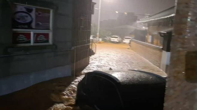 충남 서해안을 중심으로 강한 비가 내린 17일 새벽 충남 서산시 읍내동 도로가 폭우로 잠겨 있다. 연합뉴스