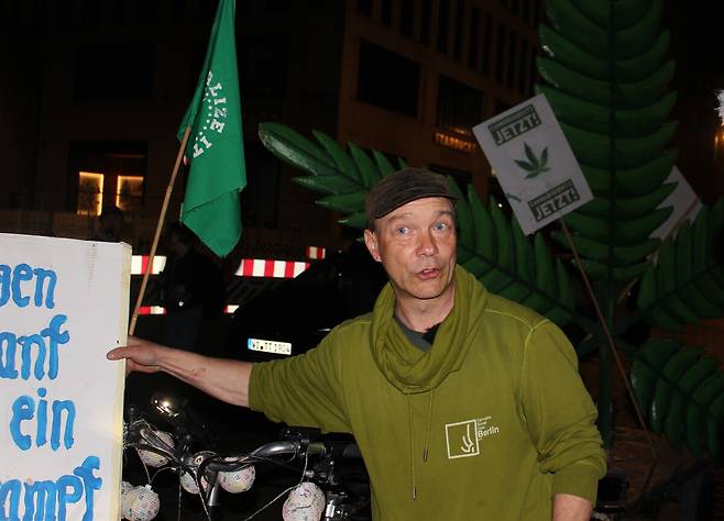 1일(현지시간) 독일 베를린 브란덴부르크문 앞 3·18광장에서 토르스텐 디트리히 '베를린 대마초 클럽' 대표가 인터뷰하고 있다. 지난 2월 의회를 통과한 마약법 개정안이 시행되면서 이날부터 독일에서 기호용 대마초를 합법적으로 피울 수 있게 됐다. 2024.4.1 연합뉴스