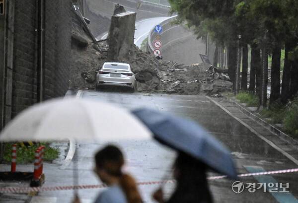 16일 오후 오산시 가장교차로 고가도로의 10m 높이 옹벽이 도로로 무너져 도로를 지나가던 차량 1대를 덮쳤다. 이번 사고로 매몰자 1명이 심정지 상태로 발견됐다. 홍기웅기자