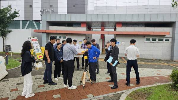 평택 고덕변전소에서 한전 관계자가 전자파를 측정한 뒤 수치를 보여주고 있다. 독자 제공