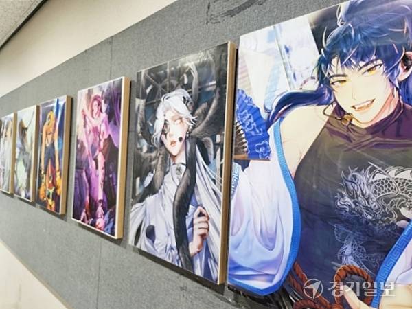 교내에 전시된 학생들 작품. 박화선기자