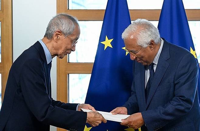 안토니우 코스타 EU 회장에게 이재명 대통령의 메시지가 담긴 친서를 전달하는 윤여준 전 환경부 장관 / 사진=연합뉴스