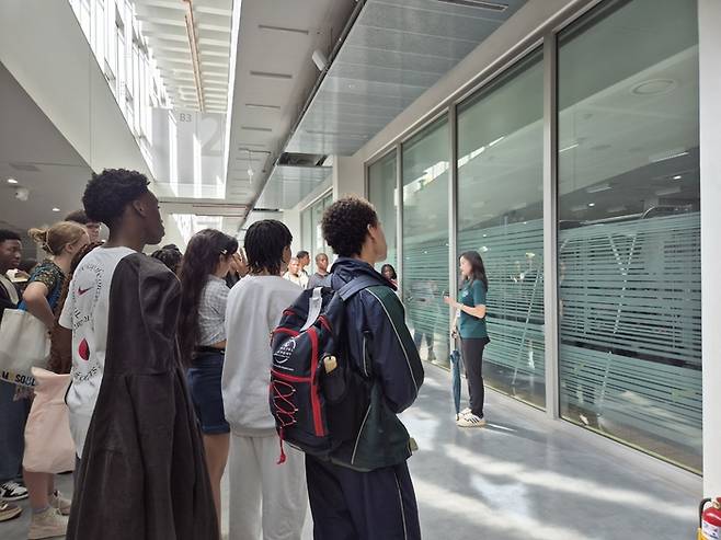 2024년 교육여행으로 한국을 찾은 남아프리카공화국 청소년들이 서울 소재 대학교에서 현장을 견학하고 있다 / 사진=서울관광재단