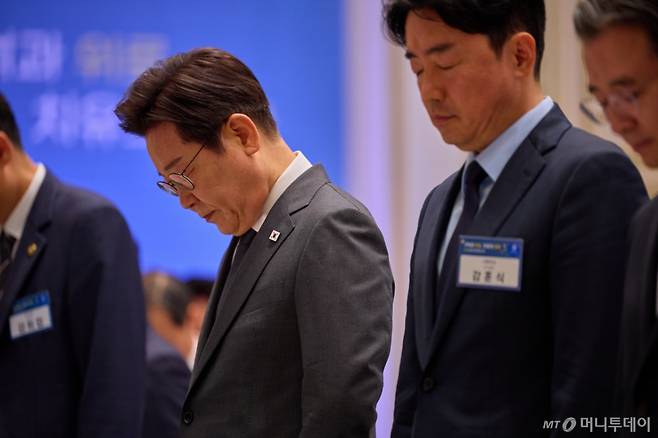 (서울=뉴스1) 이재명 기자 = 이재명 대통령이 지난 16일 청와대 영빈관에서 열린 ‘기억과 위로, 치유의 대화’ 사회적 참사 유가족 간담회에서 묵념을 하고 있다. (대통령실 제공. 재판매 및 DB 금지) 2025.7.17/뉴스1 Copyright (C) 뉴스1. All rights reserved. 무단 전재 및 재배포, AI학습 이용 금지. /사진=(서울=뉴스1) 이재명 기자