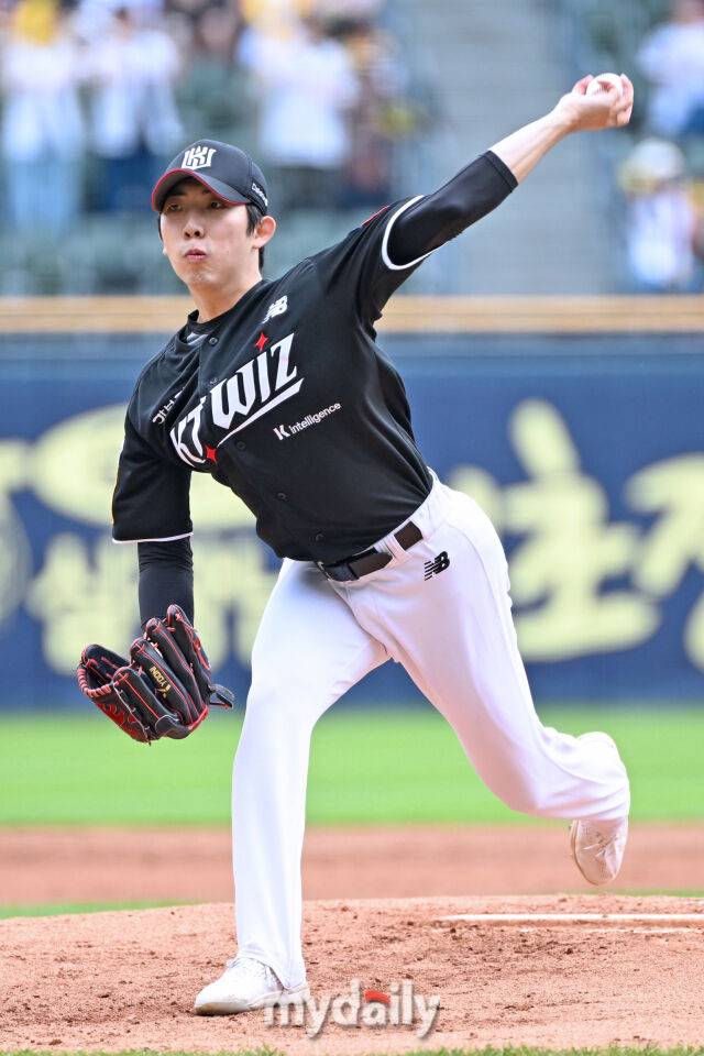 17일 서울 잠실야구장에서 열린 '2025 신한 SOL BANK KBO리그' KT 위즈와 LG 트윈스 더블헤더 1차전 경기. KT 선발 오원석이 힘차게 투구하고 있다./마이데일리