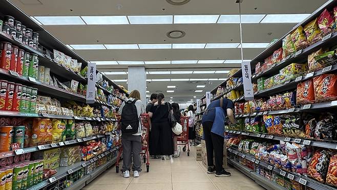 지난 16일 롯데마트 제타플렉스 서울역점에서 외국인 관광객들이 과자를 고르고 있다. 박연수 기자