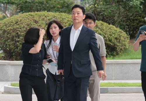 김성훈 전 경호처 차장 내란특검 출석 김성훈 전 경호처 차장 내란특검 출석 (서울=연합뉴스) 김인철 기자 = 김성훈 전 대통령경호처 차장이 3일 내란특검 조사를 받기 위해 서초구 서울고검으로 들어서고 있다. 2025.7.3 yatoya@yna.co.kr (끝) <저작권자(c) 연합뉴스, 무단 전재-재배포, AI 학습 및 활용 금지>