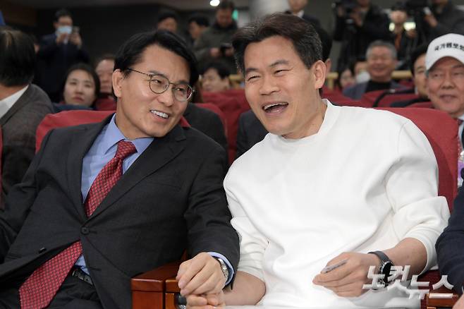 국민의힘 윤상현 의원과 한국사 강사 전한길이 3월 19일 서울 여의도 국회 의원회관에서 열린 미래자유연대 국민 대토론회에서 대화를 하고 있다. 윤창원 기자