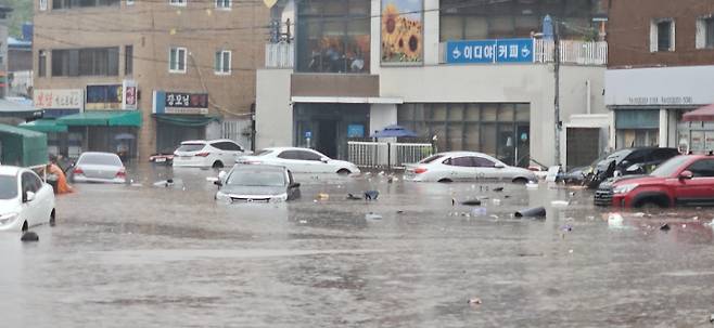 17일 오후 대구 북구 노곡동 일대가 침수됐다. 독자 제공