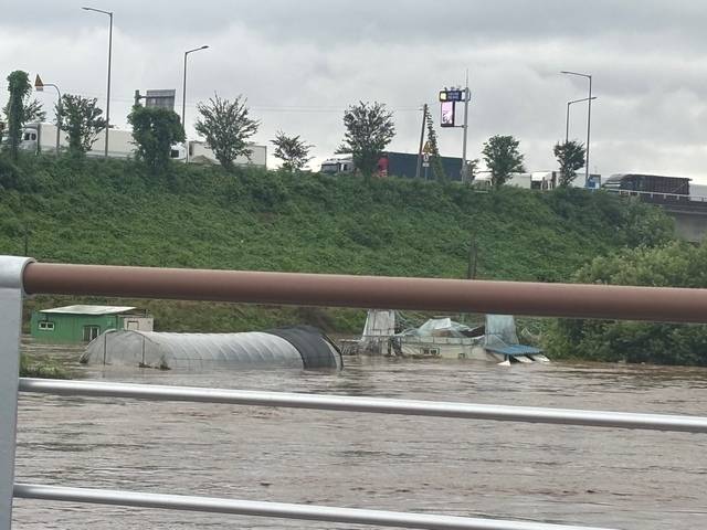 충남 아산시 일대 하천이 범람한 모습.