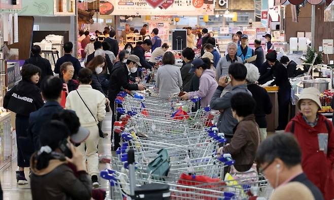 지난해 10월31일 서울 서초구 농협 하나로마트 양재점을 찾은 고객들이 한우를 구매하기 위해 길게 줄을 서고 있다. 뉴스1