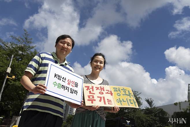 '전쟁없는 세상' 여지우씨(왼쪽)와 최정민씨.ⓒ시사IN 이명익