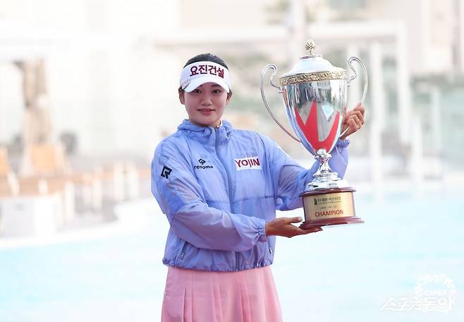 철저한 자기관리와 강한 체력, 그리고 안정적인 실력을 바탕으로 매년 우상향 곡선을 그리고 있는 노승희는 2025시즌 KLPGA 투어 잔여 대회에서 메이저 1승을 포함 2승을 보태 시즌 3승을 거두겠다는 포부를 밝혔다. 6월 더헤븐 마스터즈 우승 뒤 포즈를 취하고 있는 노승희. 사진제공 | KLPGA