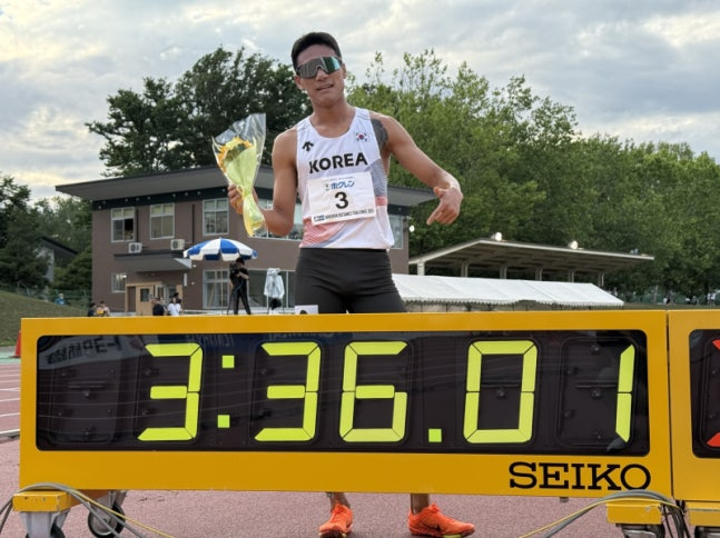 이재웅이 16일 일본 기타미시 동릉 공원 육상경기장에서 열린 2025 호크렌디스턴스챌린지 남자 1500m에서 3분36초01로 우승한 뒤 기념 촬영을 하고 있다. 대한육상연맹 제공