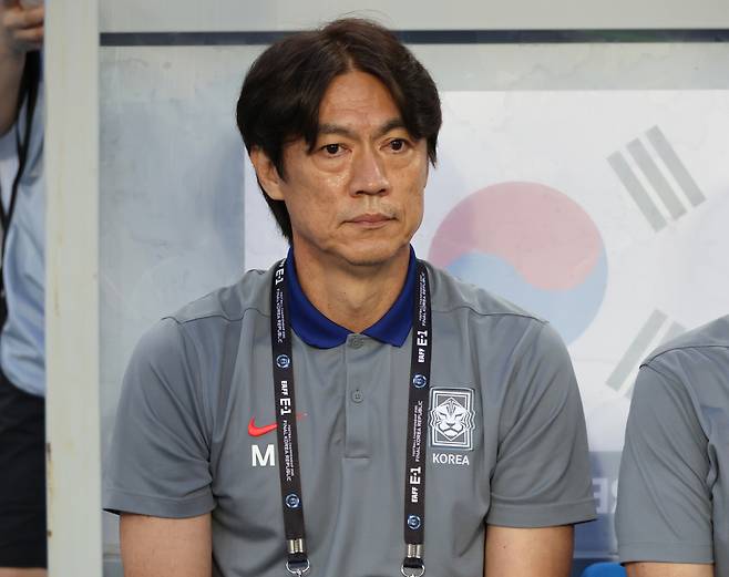 홍명보 감독이 지난 15일 경기도 용인미르스타디움에서 열린 2025년 동아시아축구연맹(EAFF) E-1 챔피언십(동아시안컵) 남자부 최종 3차전 일본전에 앞서 생각에 잠긴 채 그라운드를 바라보고 있다. 연합뉴스