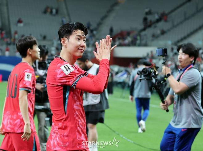 주장 손흥민이 지난달 10일 서울월드컵경기장에서 북중미월드컵 최종예선 마지막 경기인 쿠웨이트전에서 승리한 후 월드컵11연속 본선진출을 축하하기위해 그라운드를 돌고 있다. /사진=강영조 선임기자