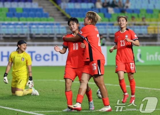 지소연(10번)과 이금민(26번)이 16일 오후 7시 30분 수원월드컵경기장에서 열린 2025 동아시아축구연맹(EAFF) E-1 챔피언십(동아시안컵) 3차전 한국의 선제골 후 기뻐하고 있다. /사진=뉴스1