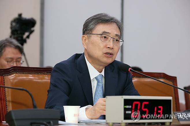 조현 외교부 장관 후보자 답변 (서울=연합뉴스) 박동주 기자 = 조현 외교부 장관 후보자가 17일 서울 여의도 국회 외교통일위원회에서 열린 인사청문회에서 의원 질의에 답변하고 있다. 2025.7.17 pdj6635@yna.co.kr