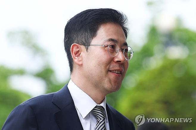 탄핵 심판 변론기일 출석하는 손준성 검사 (서울=연합뉴스) 서대연 기자 = 손준성 대구고검 차장(검사장)이 13일 서울 종로구 헌법재판소에서 열린 탄핵심판 첫 정식 변론기일에 출석하고 있다. 2025.5.13 dwise@yna.co.kr