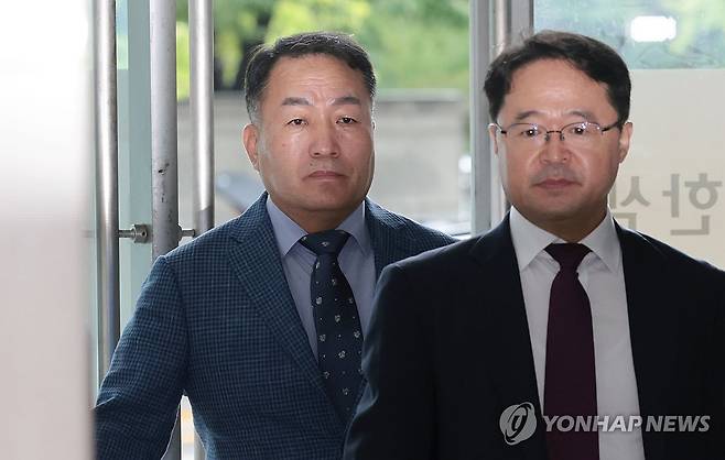 김계환 전 해병대 사령관, 특검 2차 소환 출석 (서울=연합뉴스) 김인철 기자 = 김계환 전 해병대 사령관이 채상병 사건 수사방해 의혹 관련 2차 조사를 받기 위해 17일 서울 서초구 순직해병특검 사무실로 향하고 있다. 2025.7.17 yatoya@yna.co.kr