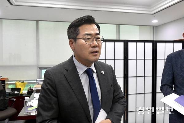 더불어민주당 당대표에 출마한 박찬대 의원이 폭우 피해복구를 가늠할 수 있을 때까지 선거 일정을 중단할 것을 당 지도부에 요청했다. 사진은 긴급 기자회견에 앞서 의원회관에서 인터뷰 중인 박찬대 의원. 2025.7.18 /김우성기자 wskim@kyeongin.com
