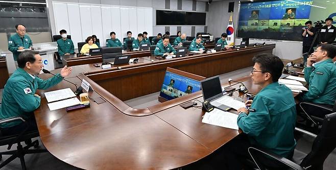 ▲ 유정복 인천시장이 18일 시청 재난안전상황실에서 여름철 호우 대비 점검 회의를 주재하고 있다. /사진제공=인천시