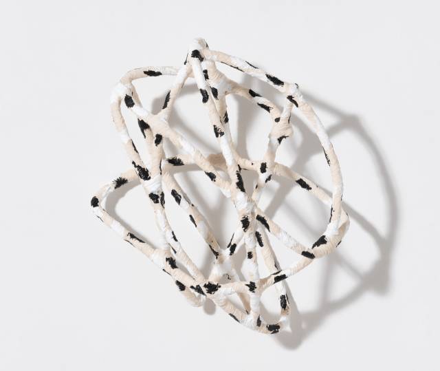 Nam Tchun-Mo, Lines, 2024, Fabric on stainless steel, 86 x 73 x 39cm. 리안갤러리 제공