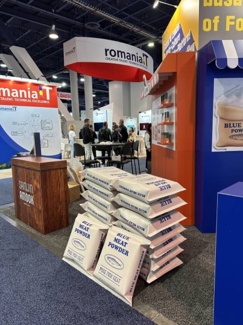 삼진어묵은 CES에서 블루미트 파우더를 밀가루 포대처럼 쌓아 관심을 끌었다. 삼진어묵 제공