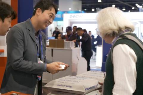 삼진어묵 박용준 대표가 CES에서 블루미트 파우더를 알리고 있다. 삼진어묵 제공