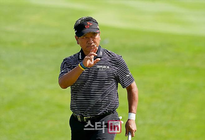 최경주가 지난 5월 제주도에서 열린 KPGA 투어 SK텔레콤 오픈에 출전해 경기 도중 1번홀을 끝낸 뒤 팬들을 향해 손을 들어 인사하고 있다. (사진=이데일리DB)