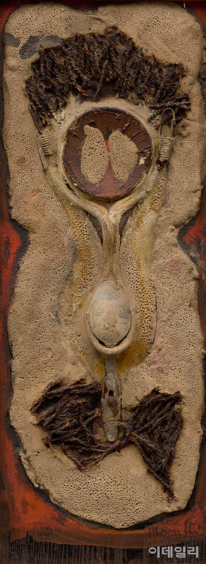 문신의 ‘무제’(1963). 프랑스 파리에서 접한 앵포르멜·신사실주의·신구상 등 다양한 미술사조의 영향을 받아 형식·재료·기법에 구애받지 않고 조형적인 실험을 시도한 작품 중 한 점이다. 패널에 시멘트를 두껍게 바르고 숟가락·노끈 등 일상의 오브제를 붙였다. 작가의 친구이자 스페인 출신 화가인 모나를 모델로 삼았다고 알려진 이 작품은 1967년 신세계갤러리 ‘문신 도불 작품전’에 걸리기도 했다. 패널에 혼합재료, 60×22.3㎝. 국립현대미술관 소장.