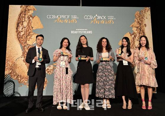 2025 북미 코스모프로프 어워드 위너 수상식에 참가한 수상자들이 기념사진을 찍고 있다. 왼쪽에서 두 번째가 윤지혜 아이큐어 팀장 (사진=아이큐어)