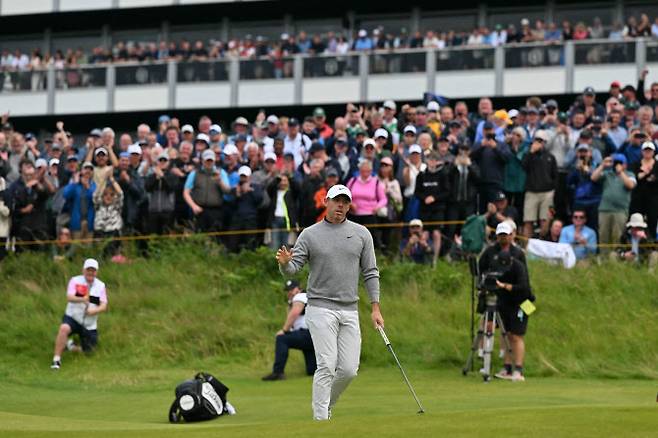 로리 매킬로이가 2번홀에서 버디를 잡아낸 뒤 주먹을 쥐고 있다. (사진=AFPBBNews)