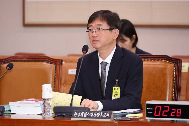 오영준 헌법재판관 후보자가 18일 서울 여의도 국회 법제사법위원회에서 열린 인사청문회에서 의원질의에 답하고 있다. (사진=연합뉴스)