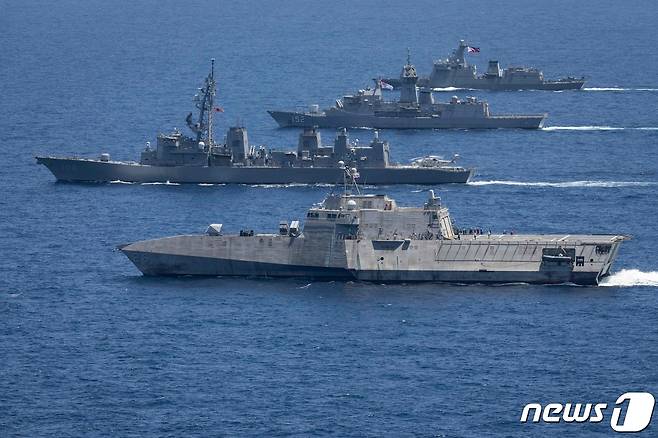 남중국해 필리핀 EEZ해역에서 7일(현지시간) 진행된 미국과 일본, 호주, 필리핀 합동 해양 훈련에 참가를 한 각국 전투함들이 열을 지어 무력을 과시하고 있다. 사진은 호주 국방부가 8일 제공한 것이다. (사진은 기사 내용과 무관함) / 뉴스1 ⓒ News1 2024. 4. 8 ⓒ AFP=뉴스1 ⓒ News1 정지윤기자 자