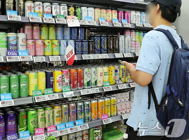 서울 시내 한 대형마트에서 판매하는 캔하이볼. 2024.7.11/뉴스1 ⓒ News1 김진환 기자